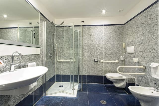 Comfort Room, Multiple Beds · photo 6