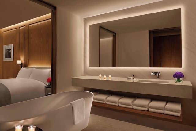 Deluxe Room, 1 King Bed · photo 5