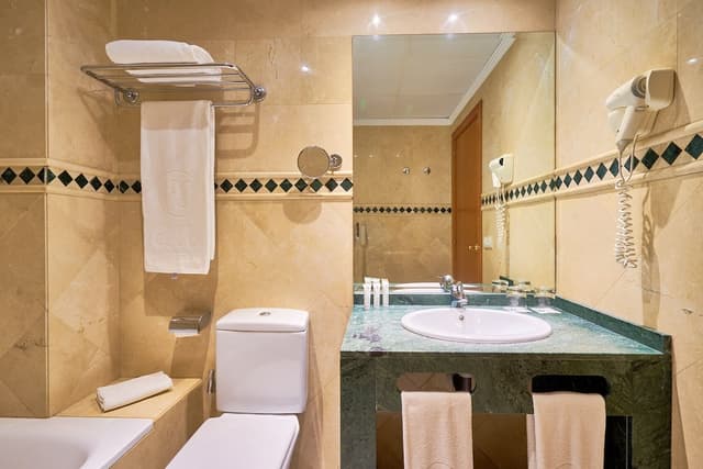 Standard Twin Room, 2 Twin Beds · photo 5