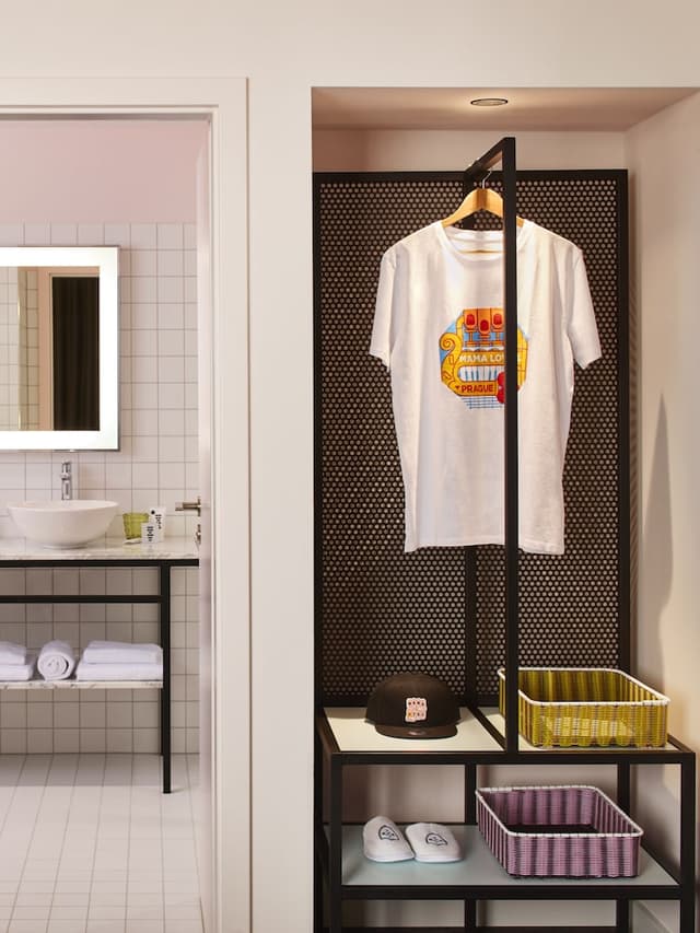 Room, 1 King Bed (Medium Mama) · photo 3