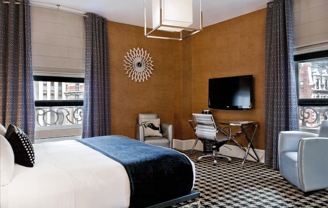 Deluxe Room, 1 King Bed, Accessible · photo 4