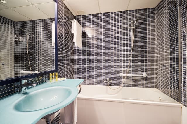 Double or Twin Room · photo 5