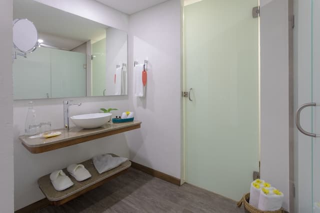 Superior Room, 1 King Bed, Non Smoking · photo 4