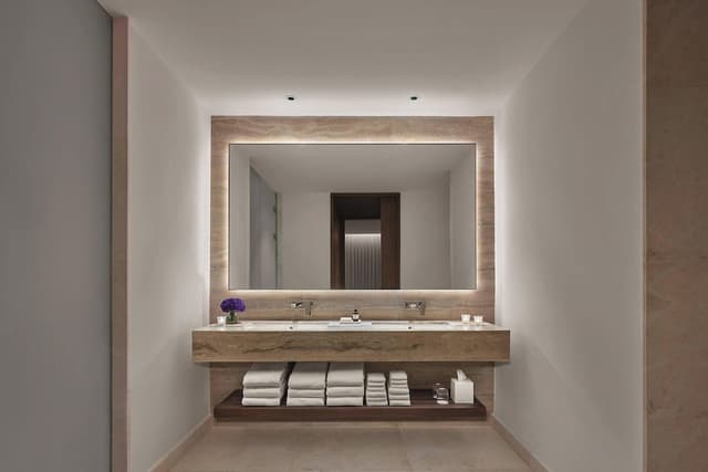 Deluxe Room, 1 King Bed · photo 4