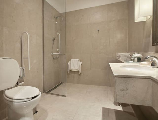 Deluxe Room, 1 Queen Bed · photo 7