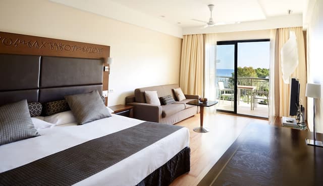 Junior Suite, Jetted Tub (Prestige Solarium) · photo 2