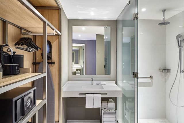 Room, 2 Double Beds · photo 6