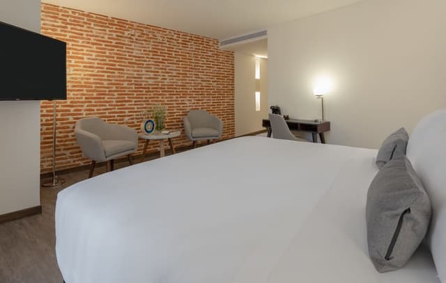 Classic Room, 1 King Bed, Non Smoking · photo 3