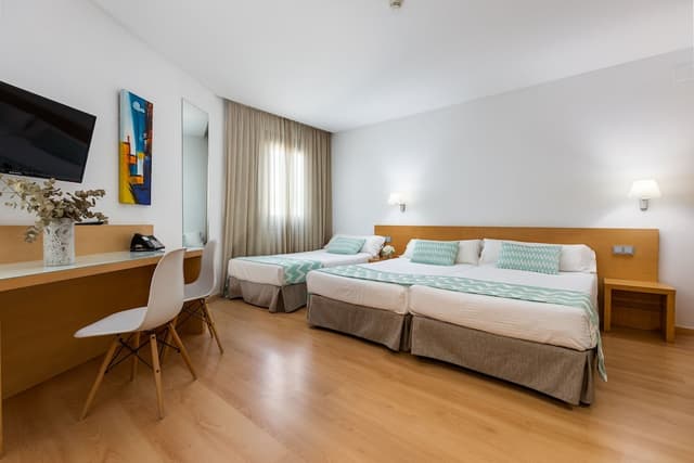 Double Room (2 Adults and 1 Child) · foto 1