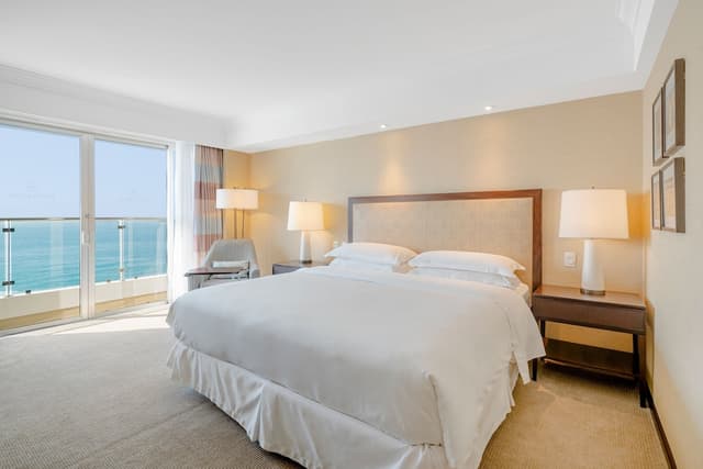 Deluxe Room, 1 King Bed, Balcony (Oceanfront) · photo 7