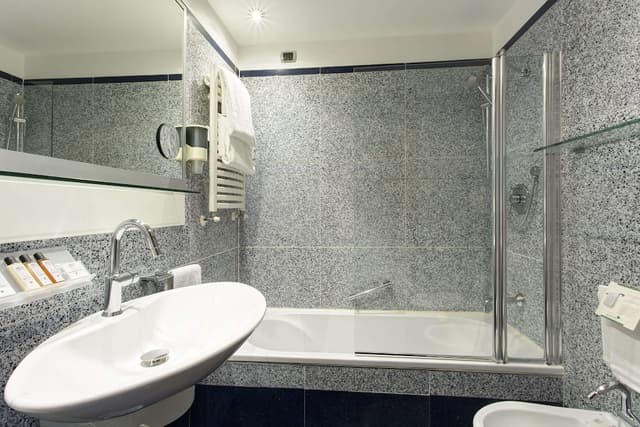 Comfort Room, Multiple Beds · photo 5