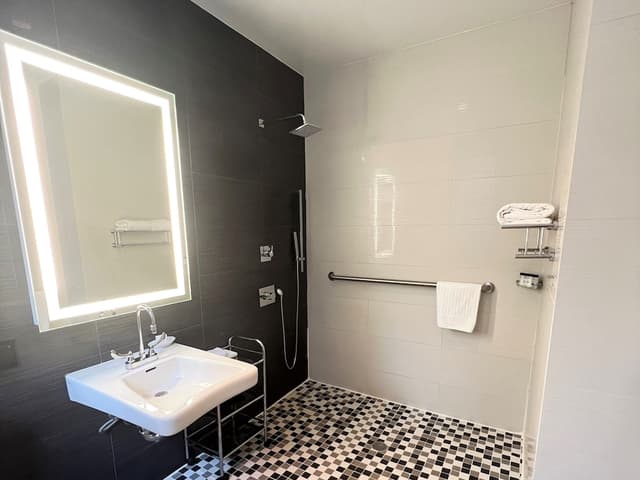 Superior Room, 1 Queen Bed, Accessible · photo 2