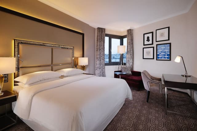 Deluxe Room, 1 King Bed (View) · photo 2