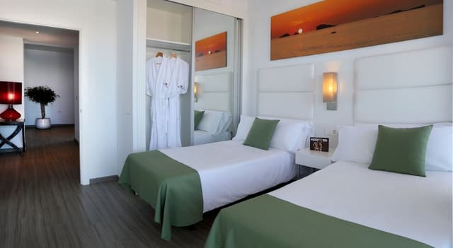 Apartamento de lujo, 2 habitaciones, vista parcial al mar (4 adultos) · foto 3