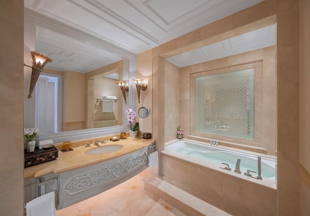 Deluxe Room, 1 King Bed, City View · photo 2