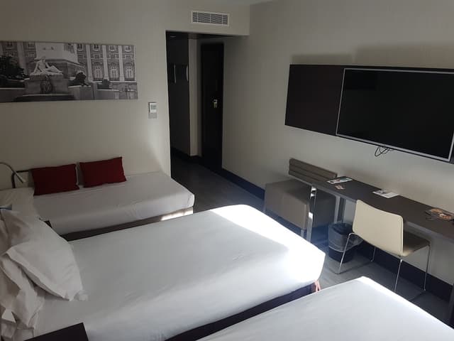 Standard Room with one Queen bed and two child beds · foto 3