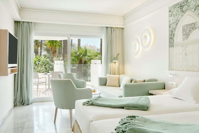 Double Room Single Use, Pool View · photo 1