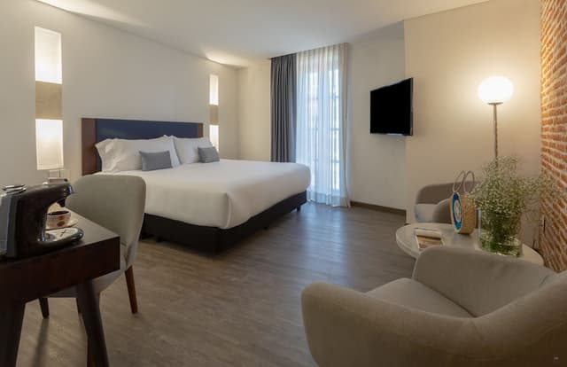 Classic Room, 1 King Bed, Non Smoking · photo 1