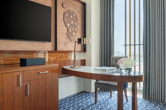 Deluxe Room, 1 King Bed · photo 4