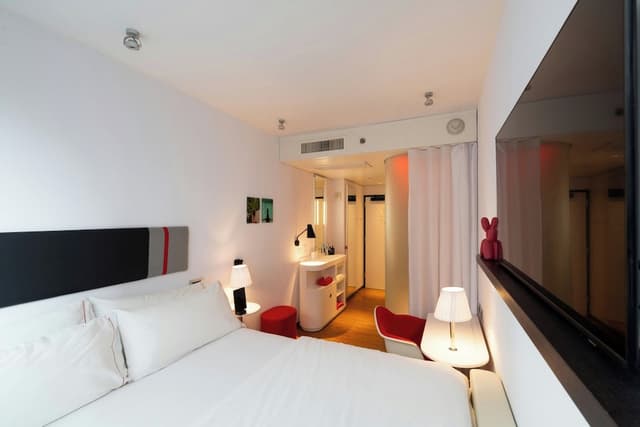 Premium Room, 1 King Bed (View) · photo 3