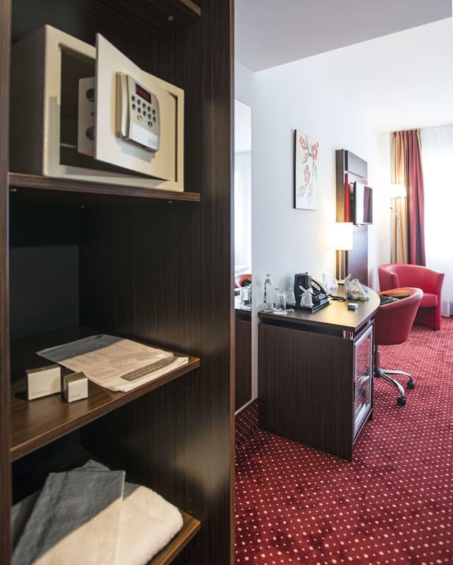 Standard Room, 2 Twin Beds · photo 7