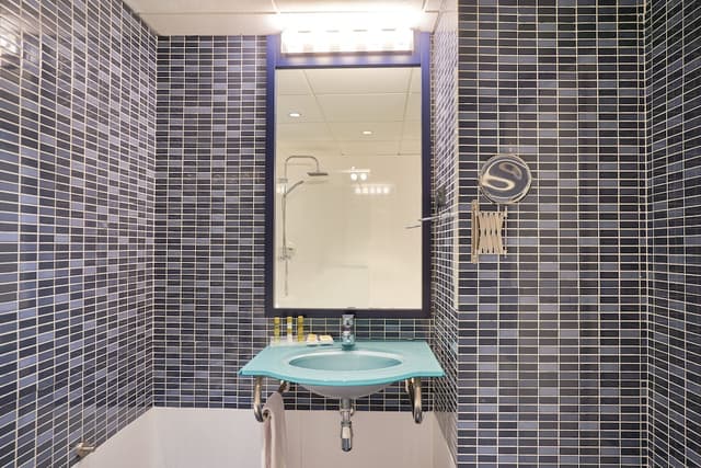 Double or Twin Room · photo 8