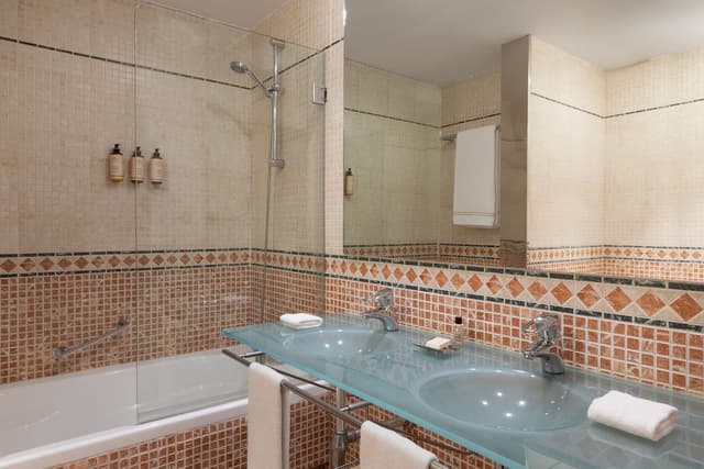 Deluxe Room, 1 King Bed (View) · photo 3