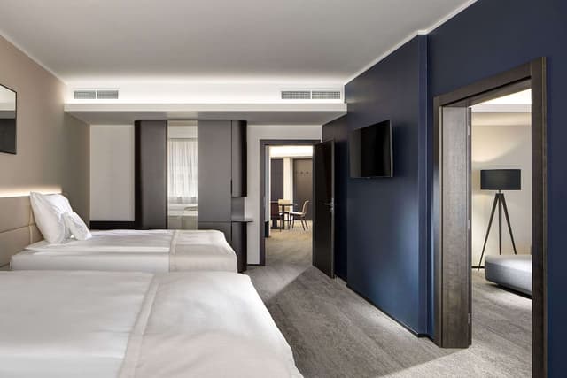 Suite, 1 King Bed, Non Smoking · photo 1
