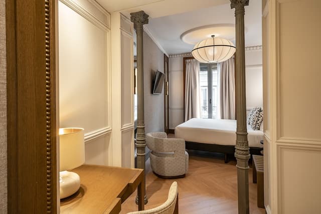 Superior room single use Barrio de las Letras view with balcony · foto 7