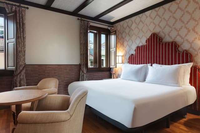 Deluxe Room, 1 King Bed (View) · photo 1