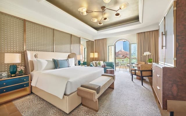 Deluxe Room, 1 King Bed, City View · photo 1