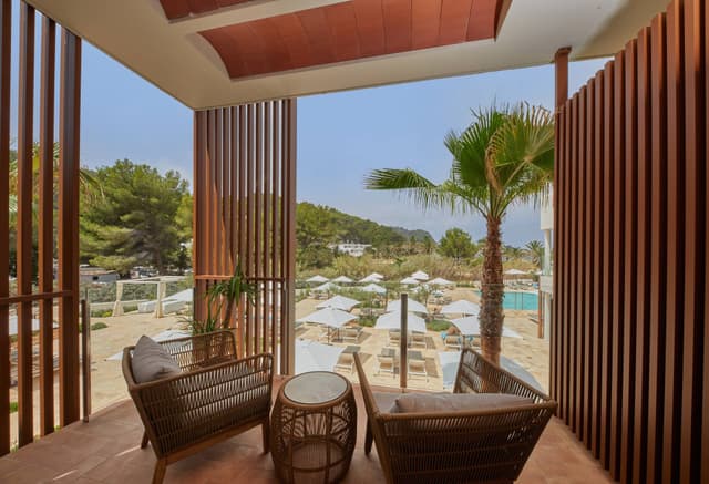 The Club King Room with Pool View · photo 3