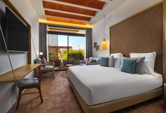 The Club King Room with Pool View · photo 6