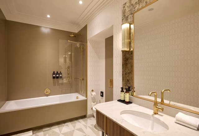 Two Double Beds Courtyard Room · photo 2